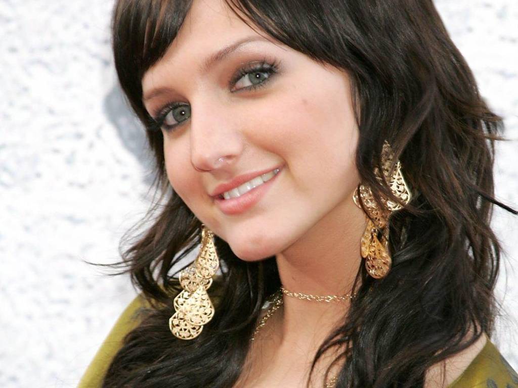 Ashlee Simpson 26